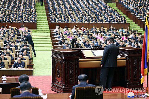 시정연설하는 북한 김정은(평양 조선중앙통신=연합뉴스) 북한은 지난 15일 평양 만수대의사당에서 최고인민회의 제14기 제10차 회의를 열어 남북회담과 남북교류업무를 담당해온 조국평화통일위원회와 민족경제협력국, 금강산국제관광국을 폐지하기로 결정했다고 조선중앙통신이 16일 보도했다. 김정은 국무위원장은 시정연설에서 "전쟁이 일어나는 경우에는 대한민국을 완전히 점령ㆍ평정ㆍ수복하고 공화국 영역에 편입시키는 문제"를 헌법에 반영하는 것이 중요하다고 밝혔다. 2024.1.16      [국내에서만 사용가능. 재배포 금지. For Use Only in the Republic of Korea. No Redistribution] nkphoto@yna.co.kr