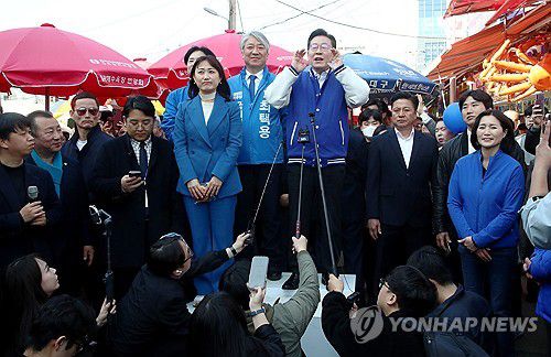 지지 호소 하는 이재명 대표와 최택용·서은숙 후보(부산=연합뉴스) 손형주 기자 = 더불어민주당 이재명 대표가 15일 오후 부산 기장군 기장시장을 방문해 부산진갑 서은숙 후보, 기장군 최택용 후보와 기자회견을 마치고 지지를 호소하고 있다. 2024.3.15 [공동취재] handbrother@yna.co.kr