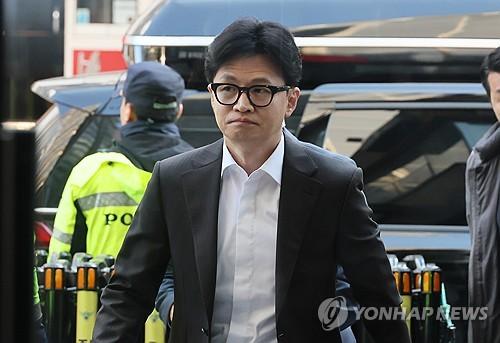 출근하는 한동훈 위원장(서울=연합뉴스) 이정훈 기자 = 국민의힘 한동훈 비상대책위원장이 18일 오전 서울 여의도 중앙당사로 출근하고 있다. 2024.3.18 uwg806@yna.co.kr