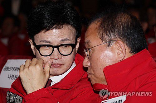 대화하는 한동훈 총괄선대위원장과 윤재옥 공동선대위원장(서울=연합뉴스) 이정훈 기자 = 국민의힘 한동훈 비상대책위원장 겸 총괄선대위원장이 19일 국회 의원회관에서 열린 중앙선대위 발대식 및 공천자대회에서 윤재옥 공동선대위원장과 대화하고 있다. 2024.3.19 uwg806@yna.co.kr