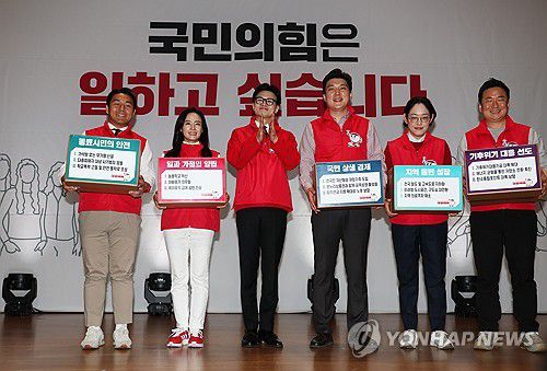 '국민의 미래를 배송합니다'(서울=연합뉴스) 이정훈 기자 = 국민의힘 한동훈 비상대책위원장 겸 총괄선대위원장이 19일 국회 의원회관에서 열린 중앙선대위 발대식 및 공천자대회에서 '국민의 미래를 배송합니다' 퍼포먼스를 하고 있다. 2024.3.19 uwg806@yna.co.kr