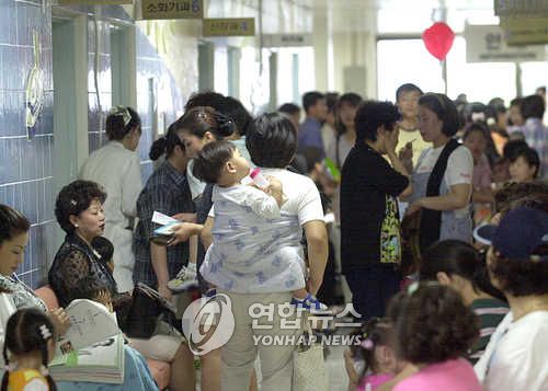 북새통 이룬 대학병원의약분업에 반대해 의료계의 집단폐업사태를 하루 앞둔 19일 오전 시내 한 대학병원에 환자들이 몰려들어 북새통을 이루고 있다./이옥현      2000.6.19  (서울=연합뉴스)      okhyun@yonhapnews.co.kr