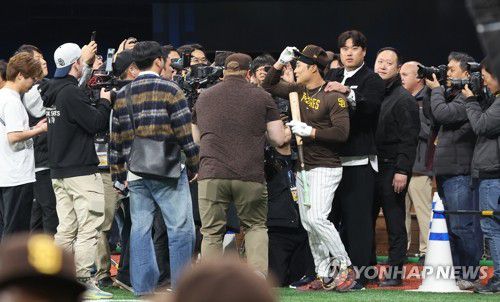 반갑게 인사하는 류현진과 김하성(서울=연합뉴스) 박동주 기자 = 류현진이 20일 서울 고척스카이돔에서 2024년 미국프로야구 메이저리그(MLB) 정규시즌 개막전 로스앤젤레스 다저스와 샌디에이고 파드리스의 경기를 앞두고 훈련 중인 샌디에이고 파드리스 김하성과 만나 인사를 나누고 있다. 2024.3.20 pdj6635@yna.co.kr