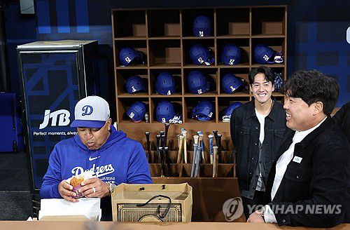 류현진과 데이브 로버츠 감독(서울=연합뉴스) 박동주 기자 = 류현진이 20일 서울 고척스카이돔에서 2024년 미국프로야구 메이저리그(MLB) 정규시즌 개막전 로스앤젤레스 다저스와 샌디에이고 파드리스의 경기를 앞두고 데이브 로버츠 로스앤젤레스 다저스 감독과 만나 대화를 나누고 있다. 2024.3.20 pdj6635@yna.co.kr