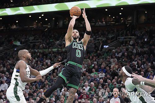 슛 쏘는 제이슨 테이텀[AP=연합뉴스]