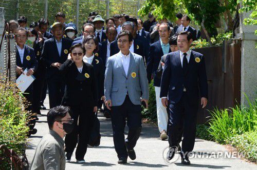 노무현 전 대통령 추도식 참석하는 유시민과 한명숙(김해=연합뉴스) 김동민 기자 = 유시민 전 노무현재단 이사장(가운데)과 한명숙 전 국무총리(왼쪽)가 23일 오후 경남 김해시 진영읍 봉하마을에서 열린 노무현 전 대통령 서거 14주기 추도식에 참석하고 있다. 2023.5.23 [공동취재] image@yna.co.kr