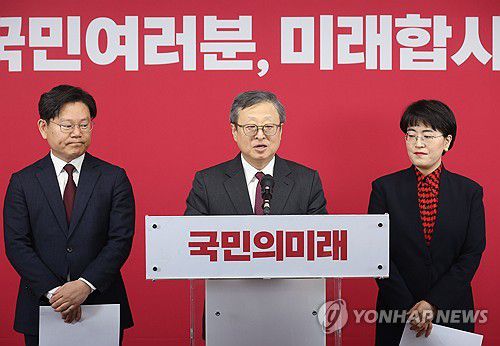 국민의미래 비례대표 순번 발표(서울=연합뉴스) 신준희 기자= 국민의힘 비례대표 위성정당인 국민의미래 유일준 공천관리위원장이 18일 여의도 당사에서 비례대표 후보자 순번을 발표하고 있다. 2024.3.18 hama@yna.co.kr