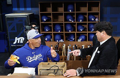 류현진과 데이브 로버츠 감독(서울=연합뉴스) 박동주 기자 = 류현진이 20일 서울 고척스카이돔에서 2024년 미국프로야구 메이저리그(MLB) 정규시즌 개막전 로스앤젤레스 다저스와 샌디에이고 파드리스의 경기를 앞두고 데이브 로버츠 로스앤젤레스 다저스 감독과 만나 대화를 나누고 있다. 2024.3.20 pdj6635@yna.co.kr