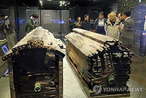 국립공주박물관 전시관 둘러보는 유인촌 장관(서울=연합뉴스) 유인촌 문화체육관광부 장관이 20일 충남 공주시를 방문해 국립공주박물관 전시관을 둘러보고 있다. 2024.3.20 [문화체육관광부 제공. 재판매 및 DB 금지] photo@yna.co.kr