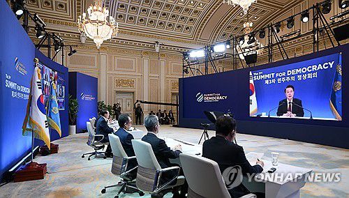 윤석열 대통령, 제3차 민주주의 정상회의 참석(서울=연합뉴스) 진성철 기자 = 윤석열 대통령이 20일 청와대 영빈관에서 제3차 민주주의 정상회의 제2세션에 화상으로 참석하고 있다. 2024.3.20  [대통령실 제공. 재판매 및 DB 금지] zjin@yna.co.kr