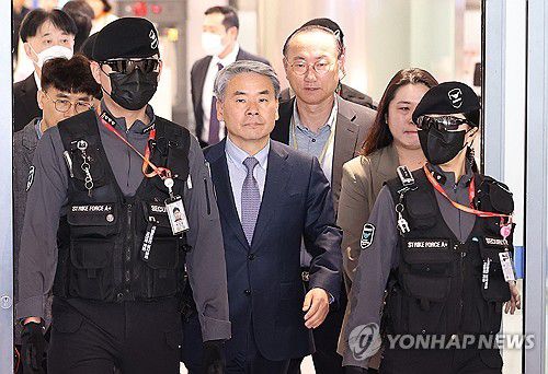 귀국하는 이종섭 대사(영종도=연합뉴스) 김성민 기자 = 해병대 채모 상병 순직 사건 외압 의혹으로 수사받는 이종섭 주 호주 대사가 21일 오전 정부 회의 일정 참석을 위해 인천국제공항 제1터미널로 들어서고 있다. 이 대사는 법무부의 출국금지 해제 결정으로 지난 10일 호주로 출국한 지 11일만에 귀국했다. 2024.3.21 ksm7976@yna.co.kr