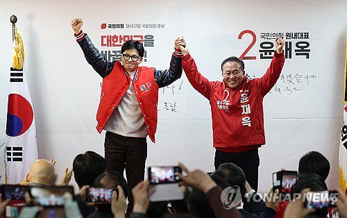 한동훈, 윤재옥 손 번쩍(대구=연합뉴스) 윤관식 기자 = 국민의힘 한동훈 총괄선대위원장이 21일 대구 달서구 윤재옥 대구 달서구을 후보 선거사무실 개소식을 찾아 윤재옥 공동선거대책위원장과 함꼐 손을 들어 인사하고 있다. 2024.3.21 psik@yna.co.kr