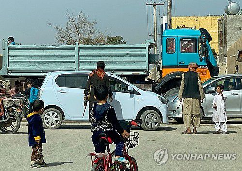 아프가니스탄 폭탄 테러[칸다하르 AFP=연합뉴스] 21일(현지시간) 아프가니스탄 칸다하르 폭탄 테러 현장 인근에서 보안요원이 차량을 점검하고 있다. 2024.3.22. photo@yna.co.kr
