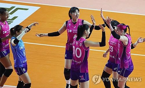 기뻐하는 흥국생명 선수들(인천=연합뉴스) 임순석 기자 = 22일 인천 삼산월드체육관에서 열린 프로배구 여자부 플레이오프 1차전 흥국생명과 정관장의 경기. 득점에 성공한 흥국생명 선수들이 기뻐하고 있다. 2024.3.22 soonseok02@yna.co.kr