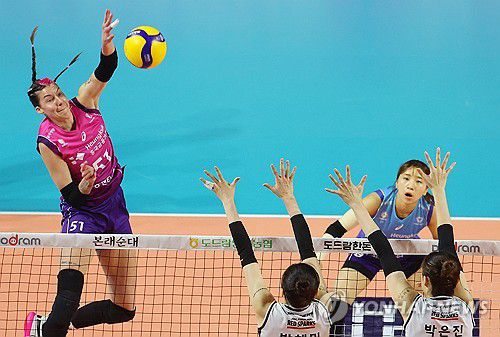공격하는 월로우(인천=연합뉴스) 임순석 기자 = 22일 인천 삼산월드체육관에서 열린 프로배구 여자부 플레이오프 1차전 흥국생명과 정관장의 경기. 흥국생명 월로우가 공격하고 있다. 2024.3.22 soonseok02@yna.co.kr