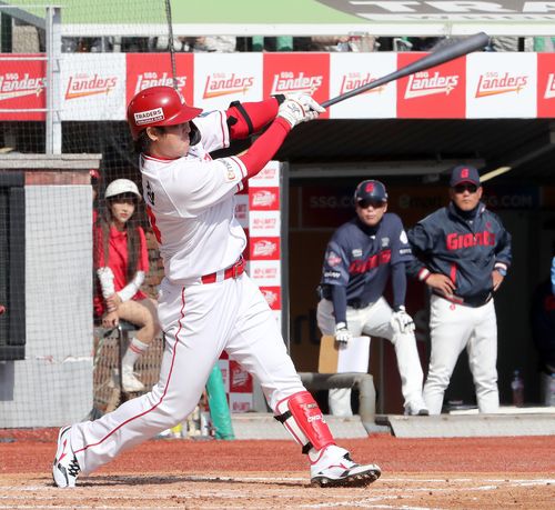 SSG 최정, 개막전 투런포(서울=연합뉴스) SSG 최정이 23일 인천 SSG랜더스필드에서 열린 프로야구 롯데 자이언츠와 2024 프로야구 개막전, 2-2로 맞선 3회말 투런 홈런을 치고 있다. [SSG 랜더스 제공. 재판매 및 DB금지]