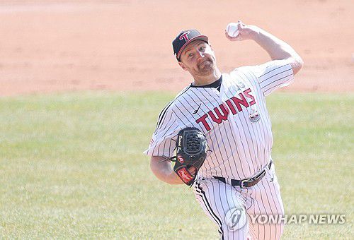 역투하는 LG 선발 엔스(서울=연합뉴스) 이지은 기자 = 23일 오후 서울 잠실야구장에서 열린 한국프로야구 KBO리그 정규시즌 개막전 한화와 LG의 경기. 1회초 LG 선발투수 디트릭 엔스가 역투하고 있다. 2024.3.23 jieunlee@yna.co.kr