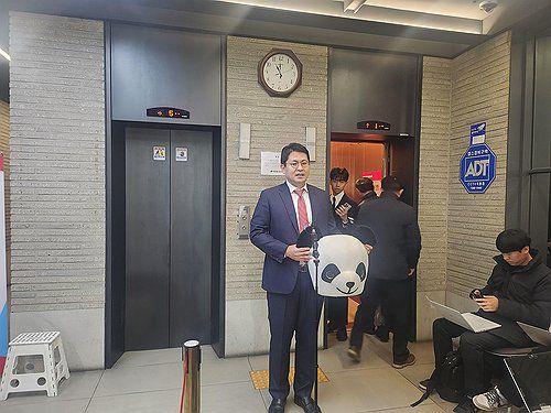 '푸바오' 탈 들고 면접장 찾은 홍정석 용인을 예비후보(서울=연합뉴스) 안채원 기자 = 국민의힘 홍정석 용인을 예비후보가 15일 서울 여의도 당사에서 공천 면접 심사를 마친 뒤 기자들과 인터뷰를 하고 있다. 2024.2.15 chaewon@yna.co.kr