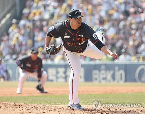 투구하는 류현진(서울=연합뉴스) 이지은 기자 = 23일 오후 서울 잠실야구장에서 열린 한국프로야구 KBO리그 정규시즌 개막전 한화와 LG의 경기. 2회말 한화 선발투수 류현진이 공을 던지고 있다. 2024.3.23 jieunlee@yna.co.kr