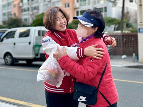 유권자 만나는 김미애 후보[김미애 후보 제공]