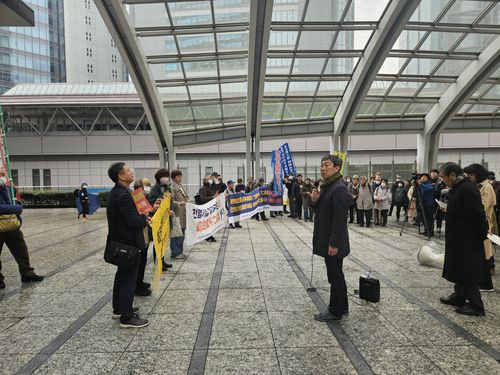 후지코시 입주 건물 밖에서 시위하는 피해자 가족(도쿄=연합뉴스) 경수현 특파원 = '제3자 변제' 해법 수용을 거부한 일제 강제징용 소송 원고 가족과 한국과 일본 시민단체 관계자들이 25일 도쿄 후지코시 본사 앞에서 사죄와 배상을 촉구했다. 사진은 김영환(가운데) 민족문제연구소 대외협력실장이 마지막으로 들른 후지코시 본사에서도 문전박대를 당하자 마이크를 든 채 건물을 노려보며 분노를 표하는 모습.  2024.3.25 sungjinpark@yna.co.kr