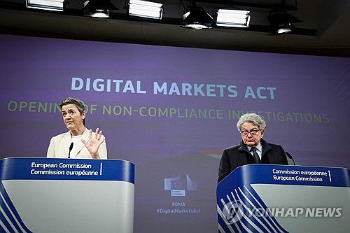 EU, 알파벳·애플·메타 '디지털시장법' 첫 조사(브뤼셀 AFP=연합뉴스) 마르그레테 베스타게르 EU 수석 부집행위원장(왼쪽)과 티에리 브르통 EU 집행위원이 25일(현지시간) 벨기에 브뤼셀에서 '디지털시장법(DMA)' 관련 첫 조사 착수 계획을 발표하고 있다. 2024.3.25 photo@yna.co.kr