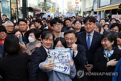 청주 방문한 조국 대표(청주=연합뉴스) 천경환 기자 = 조국혁신당의 조국 대표가 24일 오후 충북 청주를 찾아 지지자들을 만나고 있다. 2024.3.24 kw@yna.co.kr