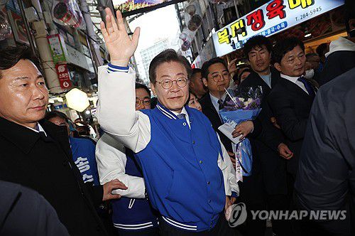 지지 호소하는 이재명 대표(창원=연합뉴스) 신준희 기자 = 더불어민주당 이재명 상임공동선대위원장이 25일 경남 창원 반송시장을 방문, 상인들에게 인사하고 있다. 2024.3.25 hama@yna.co.kr