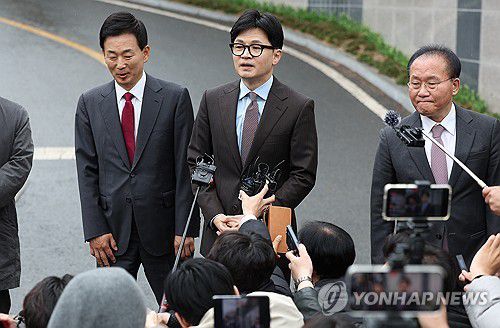 백브리핑 하는 한동훈 위원장(대구=연합뉴스) 윤관식 기자 = 국민의힘 한동훈 총괄선거대책위원장이 26일 대구 달성군 박근혜 전 대통령 사저 앞에서 박 전 대통령 예방을 마친 후 기자들의 질문에 답하고 있다. 2024.3.26 psik@yna.co.kr