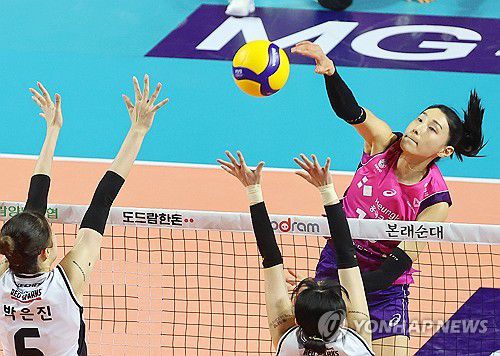 '강스파이크' 김연경(인천=연합뉴스) 임순석 기자 = 26일 인천 삼산월드체육관에서 열린 프로배구 여자부 플레이오프 3차전 흥국생명과 정관장의 경기. 흥국생명 김연경이 스파이크하고 있다. 2024.3.26 soonseok02@yna.co.kr