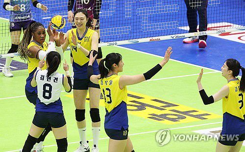 기뻐하는 현대건설(수원=연합뉴스) 홍기원 기자 = 12일 경기도 수원실내체육관에서 열린 프로배구 V리그 여자부 현대건설 힐스테이트와 흥국생명 핑크스파이더스의 경기. 득점에 성공한 현대건설 선수들이 기뻐하고 있다. 2024.3.12 xanadu@yna.co.kr