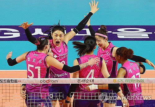 환호하는 김연경(인천=연합뉴스) 임순석 기자 = 26일 인천 삼산월드체육관에서 열린 프로배구 여자부 플레이오프 3차전 흥국생명과 정관장의 경기. 흥국생명 김연경이 팀 득점 성공에 기뻐하고 있다. 2024.3.26 soonseok02@yna.co.kr