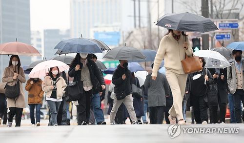 봄비 내리는 서울(서울=연합뉴스) 류영석 기자 = 28일 오전 비가 내리는 서울 광화문광장에서 시민들이 우산을 쓴 채 걸어가고 있다. 2024.3.28 ondol@yna.co.kr