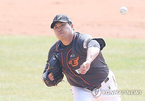 한화 류현진, 12년 만에 KBO 개막전 선발(서울=연합뉴스) 이지은 기자 = 23일 오후 서울 잠실야구장에서 열린 한국프로야구 KBO리그 정규시즌 개막전 한화와 LG의 경기. 1회말 한화 선발투수 류현진이 역투하고 있다. 류현진이 KBO리그 개막전에 선발 등판하는 건 미국프로야구 메이저리그(MLB) 진출 직전인 2012년 이후 12년 만이다. 2024.3.23 jieunlee@yna.co.kr