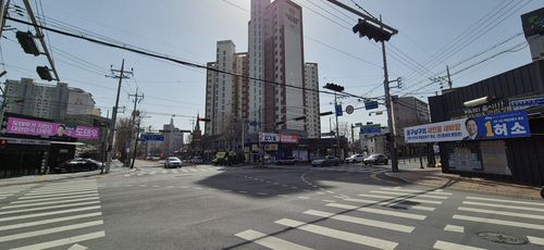 봉명네거리에 걸린 총선 후보자 현수막(대구=연합뉴스) 박세진 기자 = 29일 오전 대구 남구 봉명네거리에 총선 후보자 현수막이 걸려 있다. 2024.3.29 psjpsj@yna.co.kr