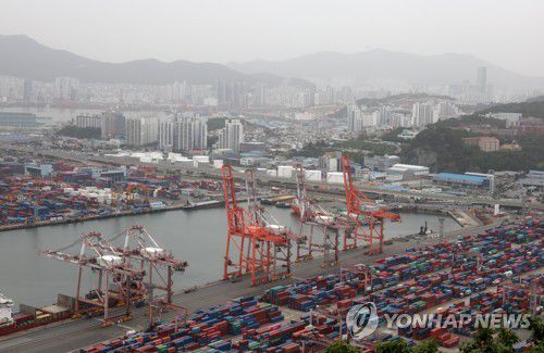 미세먼지로 뿌연 부산항[연합뉴스 자료사진]