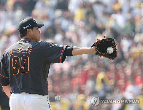 복귀전 치르는 류현진(서울=연합뉴스) 이지은 기자 = 23일 오후 서울 잠실야구장에서 열린 한국프로야구 KBO리그 정규시즌 개막전 한화와 LG의 경기. 2회말 한화 선발투수 류현진이 마운드에 올라와 있다. 2024.3.23 jieunlee@yna.co.kr