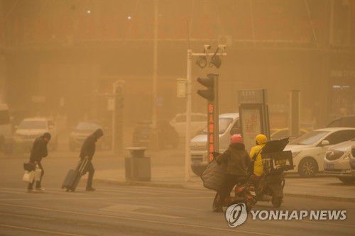 황사로 뿌옇게 변한 네이멍구 거리(얼롄하오터 AFP=연합뉴스) 27일 중국 네이멍구자치구 얼롄하오터의 거리가 황사의 영향으로 뿌옇게 변해 있다. 이 황사는 28∼29일께 한반도에도 영향을 미칠 것으로 보인다. 2024.03.28 passion@yna.co.kr
