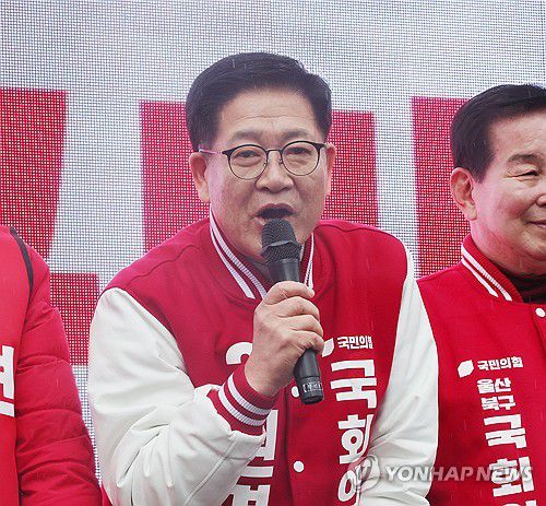 발언하는 권명호 후보(울산=연합뉴스) 장지현 기자 = 28일 오전 울산 태화로터리에서 열린 국민의힘 울산시당 합동 출정식에서 동구 권명호 후보가 발언하고 있다. 2024.3.28 jjang23@yna.co.kr