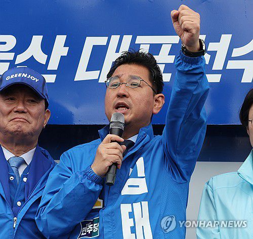 발언하는 김태선 후보(울산=연합뉴스) 김용태 기자 = 제22대 국회의원 선거 공식 선거운동 첫날인 28일 오전 울산시 남구 공업탑로터리에서 열린 더불어민주당 울산시당 출정식에서 동구에 출마한 김태선 후보가 발언하고 있다. 2024.3.28 yongtae@yna.co.kr