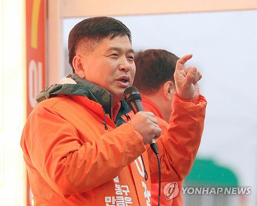 발언하는 이장우 후보(울산=연합뉴스) 장지현 기자 = 울산 동구에 출마한 노동당 이장우 후보가 28일 오후 남목시장 거점유세 중 발언하고 있다. 2024.3.28 jjang23@yna.co.kr