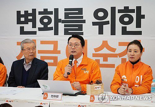 발언하는 천하람 선대위원장(서울=연합뉴스) 개혁신당 천하람 선대위원장이 29일 서울 서대문구 이경선 후보 선거사무소에서 열린  제4차 개혁신당 중앙선거대책위원회 및 서울본부 출정식에서 발언하고 있다. 2024.3.29 [개혁신당 제공. 재판매 및 DB금지] uwg806@yna.co.kr