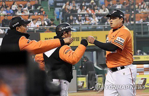 응원 받는 류현진(대전=연합뉴스) 김준범 기자 = 29일 대전 한화생명이글스파크에셔 열린 프로야구 KT 위즈와 한화 이글스의 경기. 2회초 KT 공격을 막아낸 한화 류현진이 동료들의 응원을 받고 있다. 2024.3.29 psykims@yna.co.kr