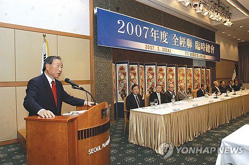 조석래 효성그룹 명예회장 별세…향년 89세(서울=연합뉴스) 조석래 효성그룹 명예회장이 29일 별세했다. 향년 89세.     지난 2017년 고령과 건강상의 이유로 경영 일선에서 물러난 지 7년 만이다.     사진은 2007년 3월 전경련 회장에 취임한 조 명예회장 모습. 2024.3.29 [효성 제공. 재판매 및 DB 금지] photo@yna.co.kr