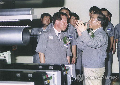 조석래 효성그룹 명예회장 별세…향년 89세(서울=연합뉴스) 조석래 효성그룹 명예회장이 29일 별세했다. 향년 89세.     지난 2017년 고령과 건강상의 이유로 경영 일선에서 물러난 지 7년 만이다.     사진은 1999년 6월 스판덱스 공장 준공식에 참석한 조 명예회장 모습. 2024.3.29 [효성 제공. 재판매 및 DB 금지] photo@yna.co.kr