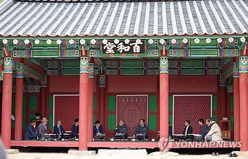 문화예술인과 간담회 하는 유인촌 장관 (서울=연합뉴스) 유인촌 문화체육관광부 장관이 29일 경남 통영시를 방문해 삼도수군 통제영 내 백화당에서 국가무형문화재 및 지역 문화예술인과 간담회를 하고 있다. 2024.3.29 [문화체육관광부 제공. 재판매 및 DB 금지] photo@yna.co.kr (끝)