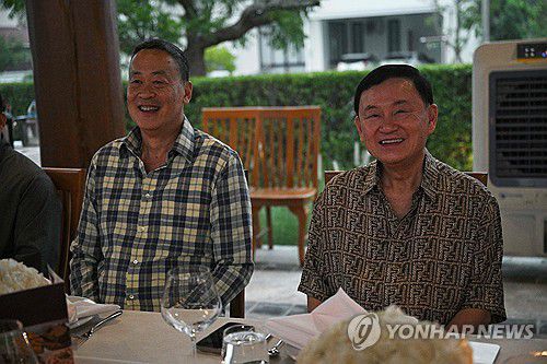 탁신 전 총리(오른쪽)과 세타 현 총리 [AFP 연합뉴스 자료사진. 재판매 및 DB 금지]
