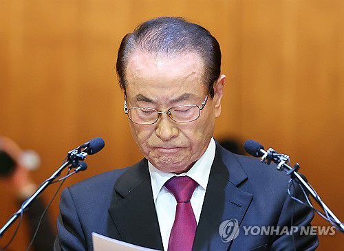 굳은 표정의 태영그룹 윤세영 창업회장(서울=연합뉴스) 김도훈 기자 = 태영그룹 윤세영 창업회장이 9일 오전 서울 여의도 태영건설 본사에서 열린 워크아웃 관련 추가자구안 발표 기자회견에서 입장문을 발표하고 있다. 2024.1.9 superdoo82@yna.co.kr