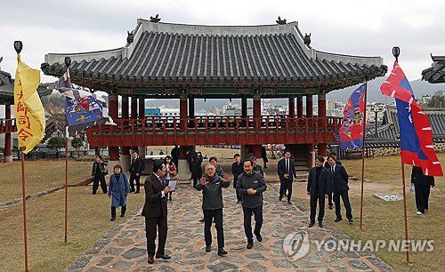 삼도수군 통제영 세병관 둘러보는 유인촌 장관(서울=연합뉴스) 유인촌 문화체육관광부 장관이 29일 경남 통영시를 방문해 삼도수군 통제영 세병관을 둘러보고 있다. 2024.3.29 [문화체육관광부 제공. 재판매 및 DB 금지] photo@yna.co.kr