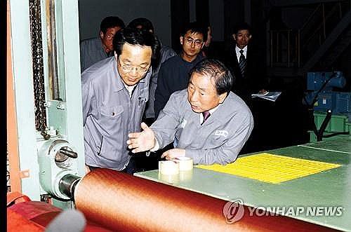 조석래 전 회장, 중국 가흥 타이어코드 공장 순시 모습(서울=연합뉴스) 조석래 효성그룹 명예회장이 29일 별세했다. 향년 89세.     지난 2017년 고령과 건강상의 이유로 경영 일선에서 물러난 지 7년 만이다.     사진은 2004년 4월 중국 가흥 타이어코드 공장 순시하는 조석래 효성 명예회장 모습. 2024.3.29 [효성 제공. 재판매 및 DB 금지] photo@yna.co.kr